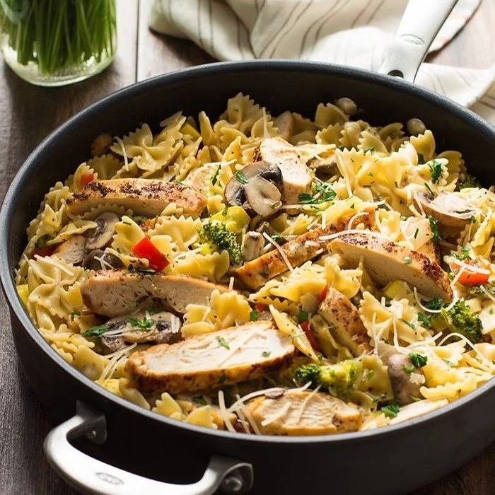 Cestoviny alfredo primavera s kuracím mäsom