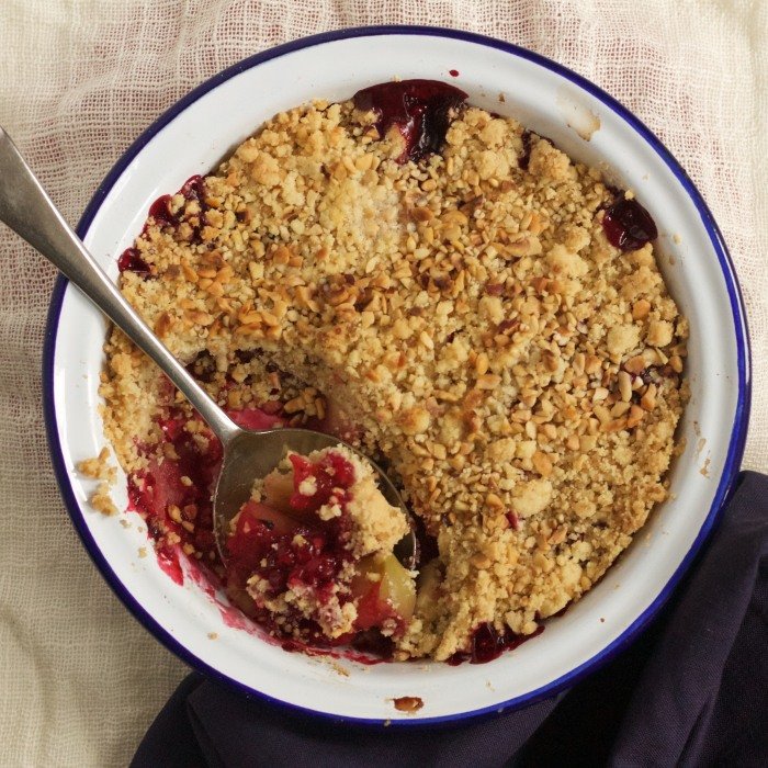 Jablkovo-černicový crumble
