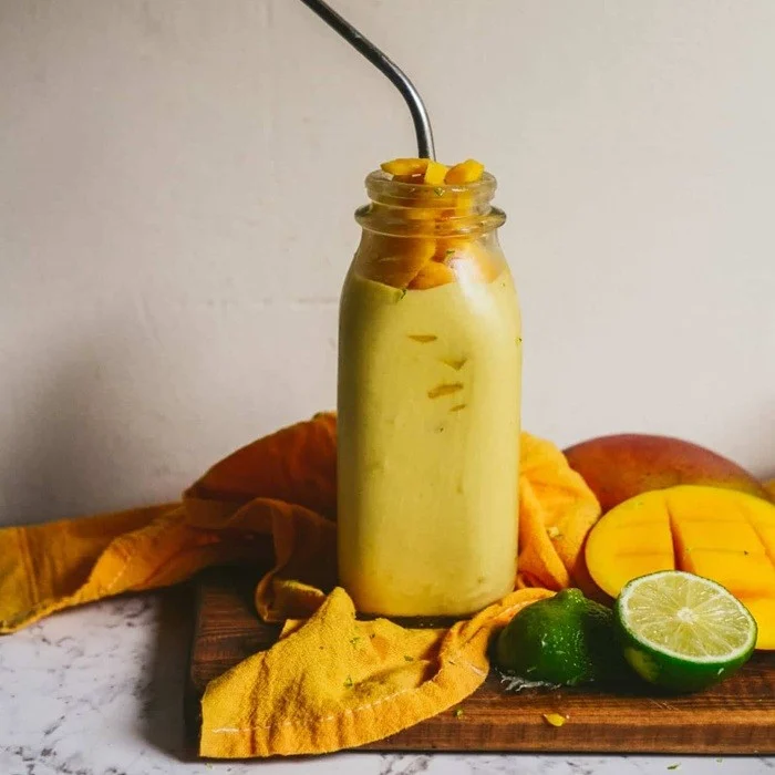 Mangové smoothie s ružou