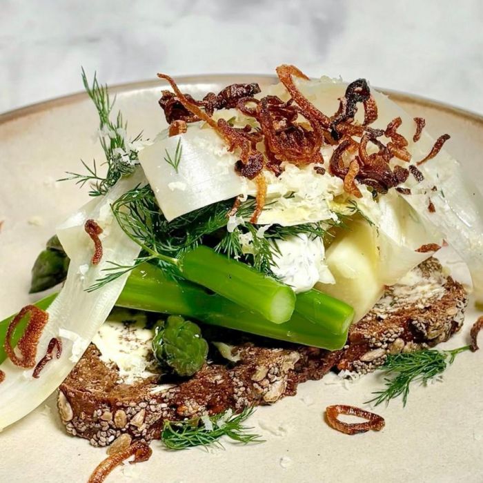 Nórsky smørrebrød so špargľou