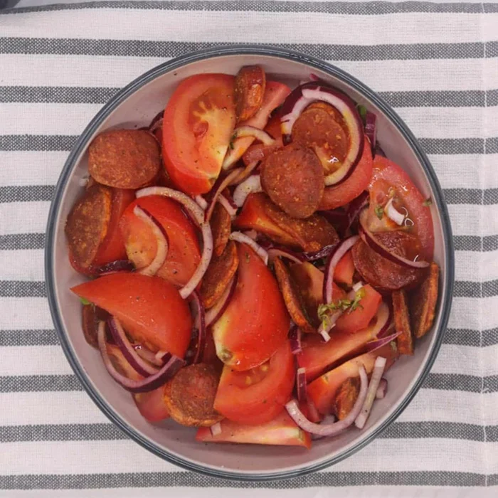 Šalát s chorizom a paradajkami