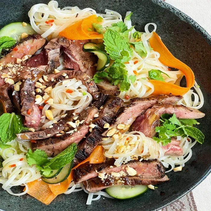 Steak s vietnamským rezancovým šalátom