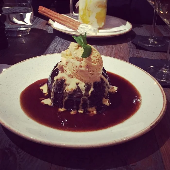 Sticky toffee pudding s dátľami
